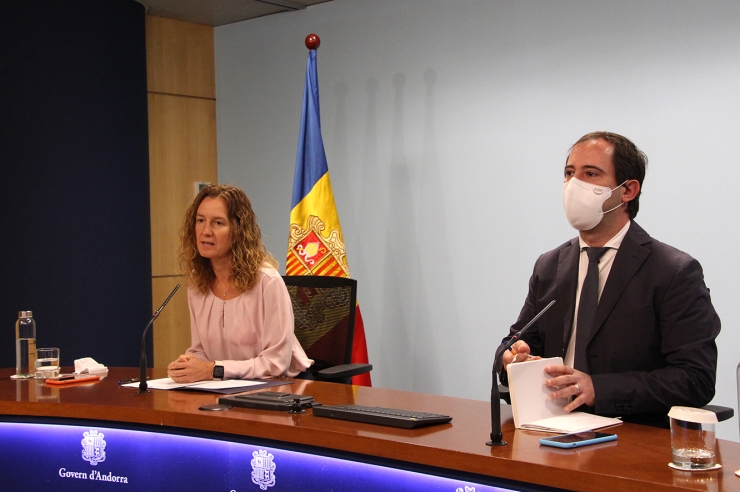 La ministra de Medi Ambient, Agricultura i Sostenibilitat, Sílvia Calvó,  i el director de l'Oficina de l'Energia i del Canvi Climàtic, Carles  Miquel, durant la roda de premsa de balanç del programa Renova.