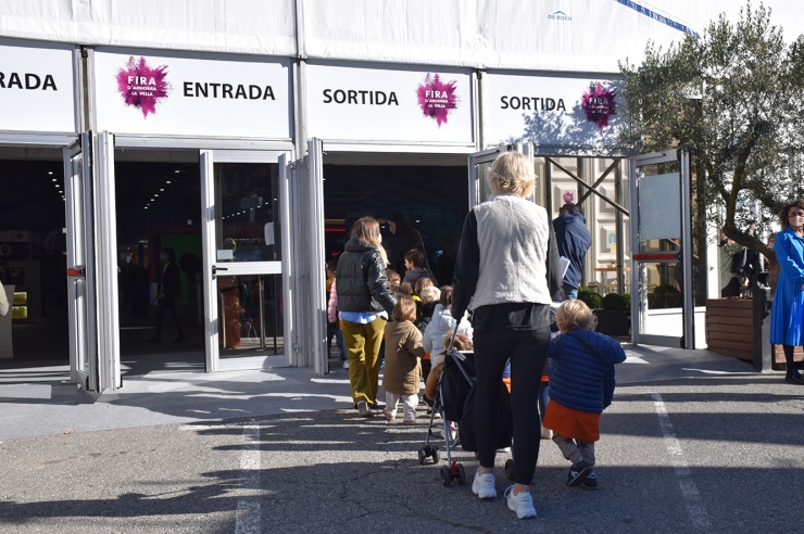 Infants entren al recinte de la Fira d'Andorra la Vella.