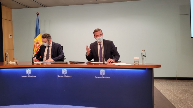 El ministre de Turisme i Telecomunicacions, Jordi Torres, i el portaveu i de Finances, Eric Jover, durant la roda de premsa.