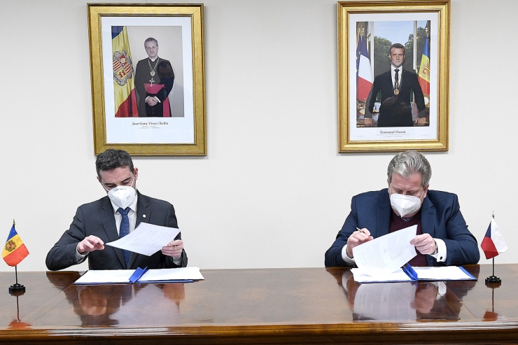La signatura del text entre el secretari d'Estat d'Afers Financers Internacionals, Marc Ballestà, i el cap de la Divisió de Taxació Internacional del ministeri de Finances de la República Txeca, Vàclav Zíca.