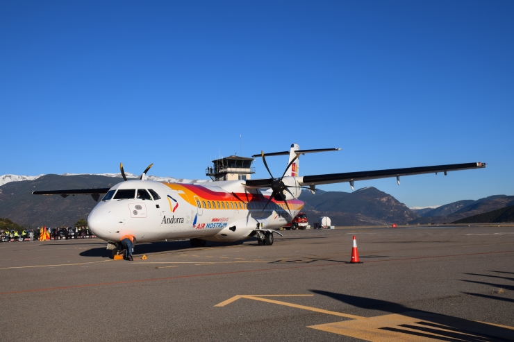 El primer avió que aterra a l'aeroport d'Andorra-La Seu d'Urgell procedent de Madrid.