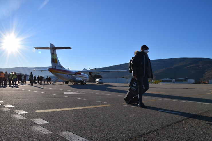 Els passatgers del primer vol procedent de Madrid.