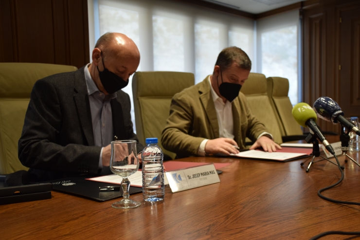 Un moment de la signatura del conveni de col·laboració entre el comú de Sant Julià i la Cambra de Comerç.