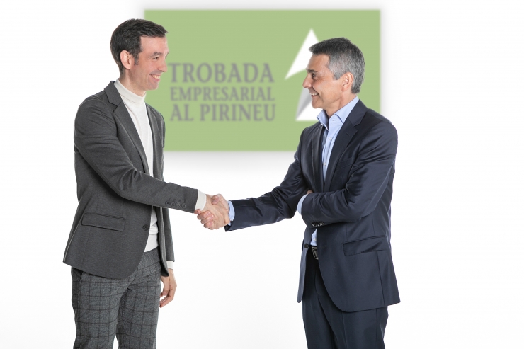 El fins ara president de la Trobada Empresarial al Pirineu, Vicenç Voltes, amb el nou dirigent, Josep Serveto.