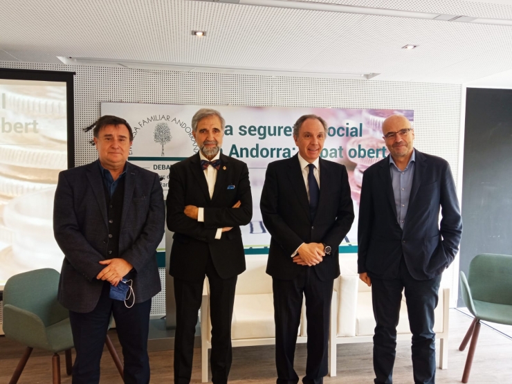Els tres ponents de la jornada de l'EFA sobre seguretat social, juntament amb el president de l'entitat, Francesc Mora, aquest dijous a Anyós Partk.