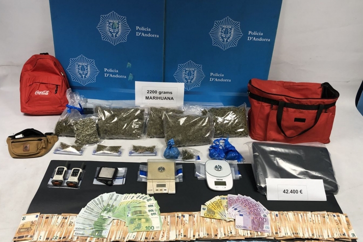 La marihuana i els diners comissats pels agents de la policia durant l'operació 'Estella'.