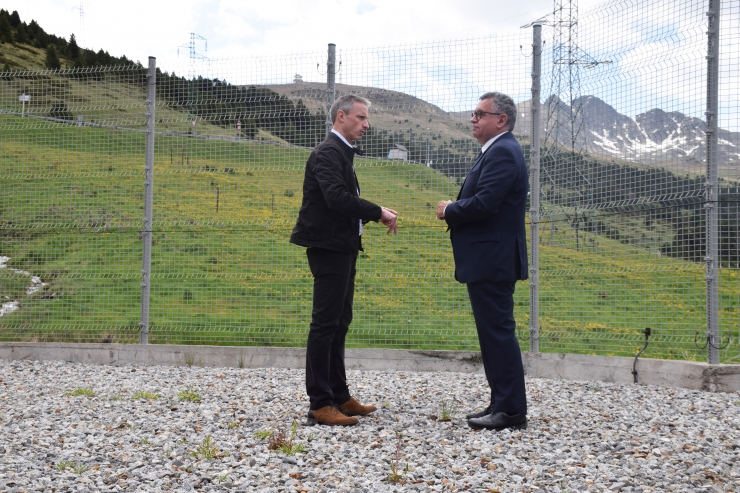 El director general de FEDA, Albert Moles, i el director d'enginyeria de la companyia, Marc Calvet, als terrenys on es construirà el parc solar de Grau Roig.