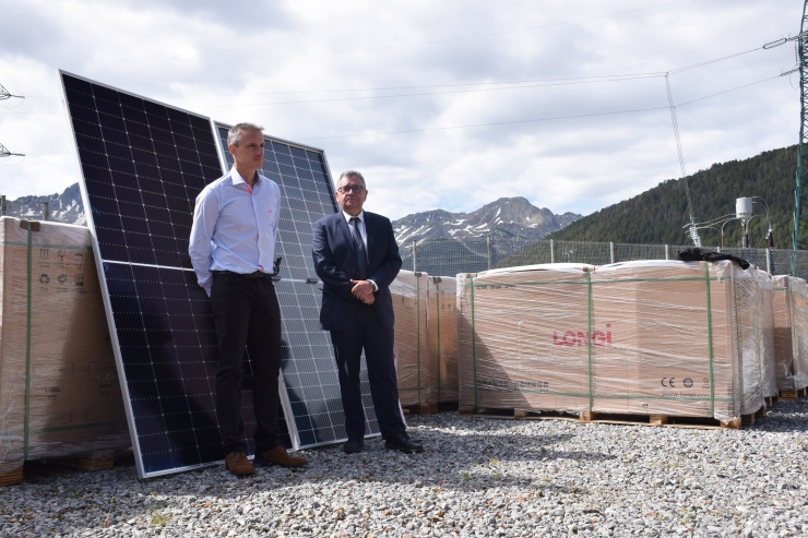 El director general de FEDA, Albert Moles, i el director d'enginyeria de la companyia, Marc Calvet, als terrenys on es construirà el parc solar de Grau Roig.