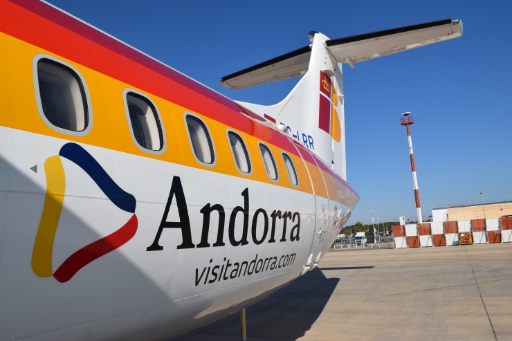 Un dels avions de la companyia Air Nostrum que opera els vols entre l'aeroport d'Andorra-La Seu i Madrid.