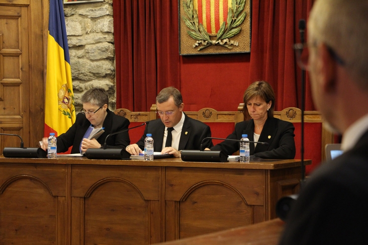Els cònsols de Sant Julià de Lòria, Josep Majoral i Mireia Codina, durant el consell de comú d'aquest dijous.