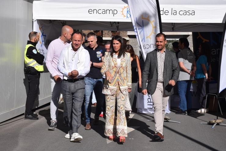 La cònsol major d'Encamp, Laura Mas, el conseller de Turisme i Reactivació Econòmica, Nino Marot, el cap de Govern, Xavier Espot, i part de l'equip comunal, visitant la primera fira multisectorial, 'Enfira't'.