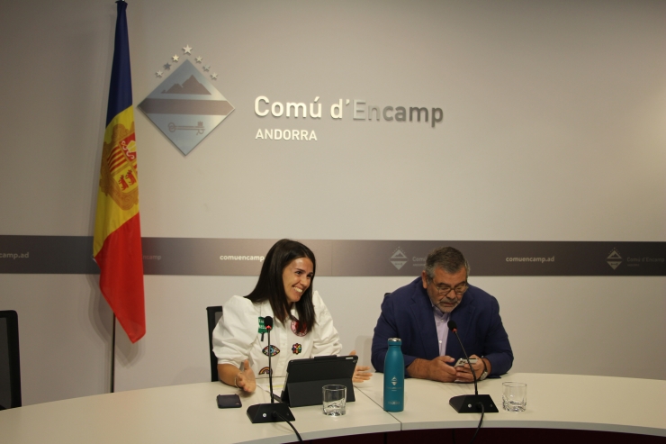 Els cònsols d'Encamp, Laura Mas i Jean Michel Rascagnères, durant la roda de premsa per anunciar la possible nova concessió de les pistes d'esquí d'Encamp, Grau Roig i el Pas de la Casa.