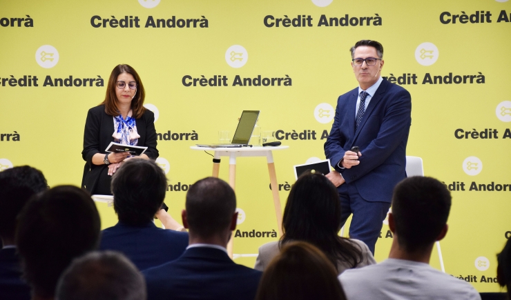 Un moment de la conferència del director de Gestió d'Actius de Crèdit Andorrà, Ignacio Fonseca, per inaugurar el cicle de col·loquis sobre educació financera.