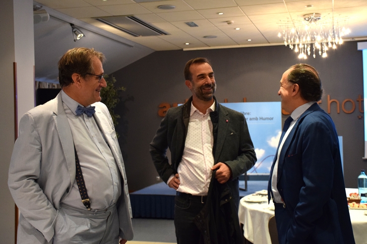 El conseller de famílies empresàries Jordi Tarragona; el president de l'Empresa Familiar Andorrana (EFA), Daniel Armengol, i el secretari tècnic, Joan Tomàs, conversen abans de l'inici de l'acte.