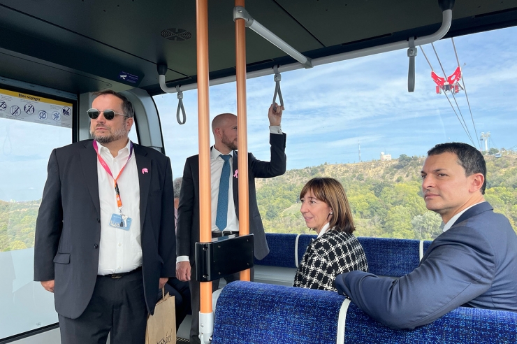 El ministre de Presidència, Economia i Empresa, Jordi Gallardo, i l'ambaixadora d'Andorra a França, Eva Descarrega, durant la seva visita al transport urbà aeri de Tolosa.