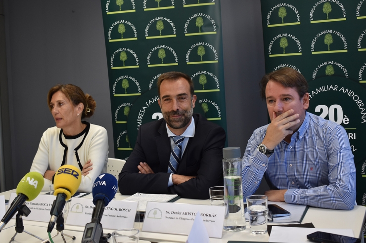 La vicepresidenta, el president i el secretari de l'Empresa Familiar Andorrana (EFA), Susanna Roca, Daniel Armengol, i Daniel Aristot, respectivament, durant la trobada amb els mitjans de comunicació.
 