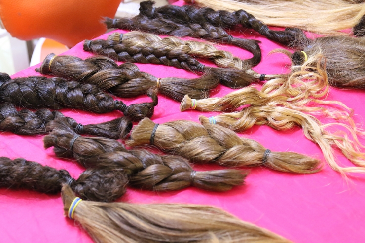 Mostra de les cues de les clientes que s'han prestat a donar cabells per a fer perruques.