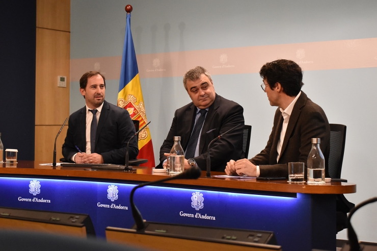 El director de l'Oficina de l'Energia i del Canvi Climàtic, Carles  Miquel; el CEO d'Andbus, Daniel Vinseiro, i el director de BMS  Consultoria Estratègica, Albert Batalla, durant la roda de premsa.