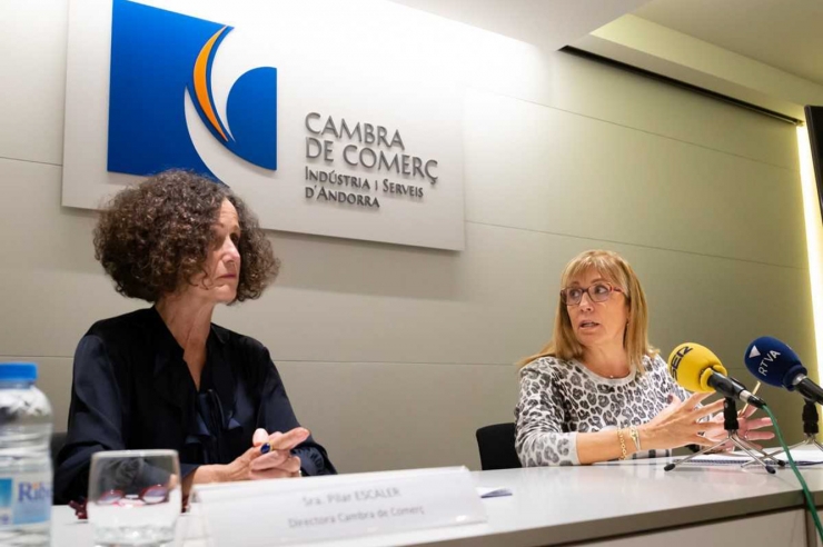 La directora de la Cambra de Comerç, Pilar Escaler, i la presidenta de l'Associació de Dones d'Andorra (ADA), Mònica Codina.