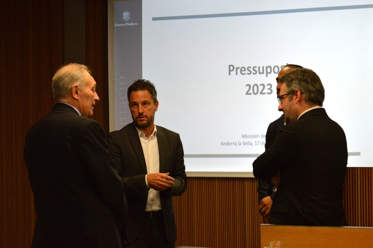 El ministre de Finances, Eric Jover, conversa amb els presidents del grup parlamentari socialdemòcrata i de Terceravia+UL+Independents, Pere López i Josep Pintat.
