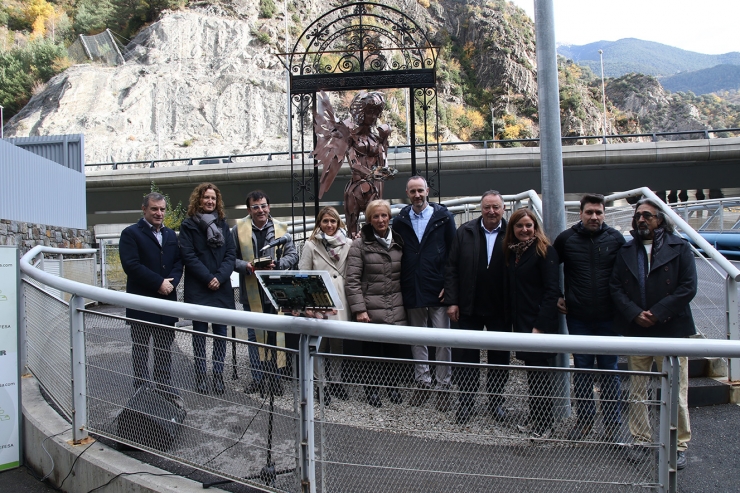 Membres de la família Vallés i representats comunals i del Govern juntament amb l'escultura.