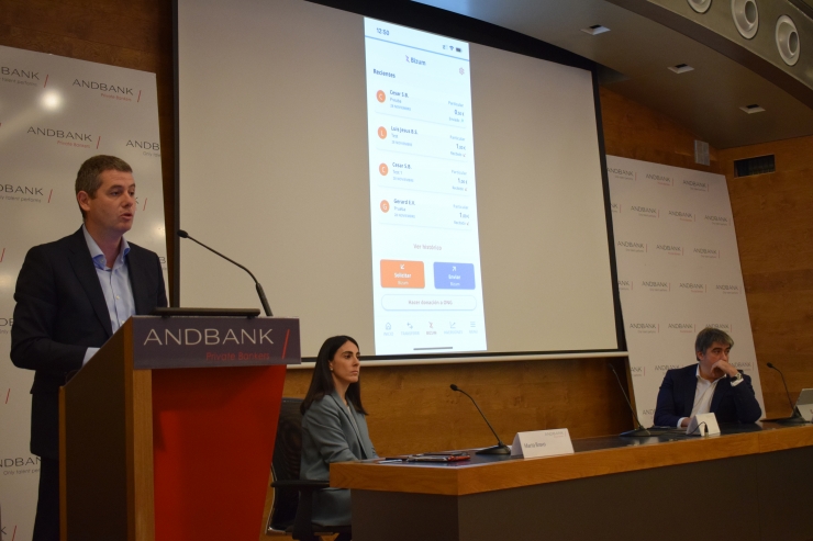 El director general adjunt - Tecnologia i Operacions, Javier Planelles, fent una demostració del funcionament de la banca en línia.