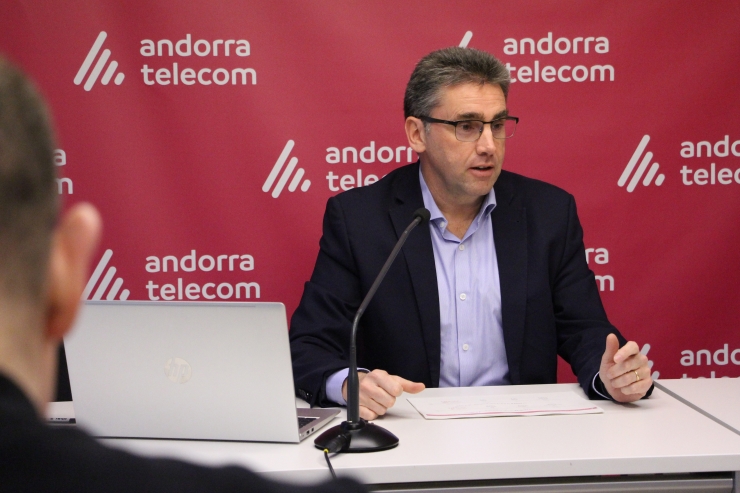 El portaveu d'Andorra Telecom, Carles Casadevall, durant la roda de premsa d'aquest dimecres.