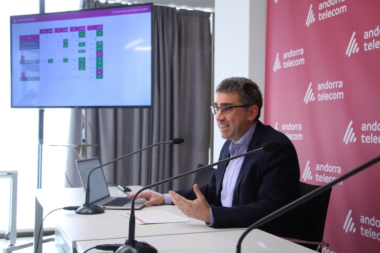 El portaveu d'Andorra Telecom, Carles Casadevall, durant la roda de premsa d'aquest dimecres.
