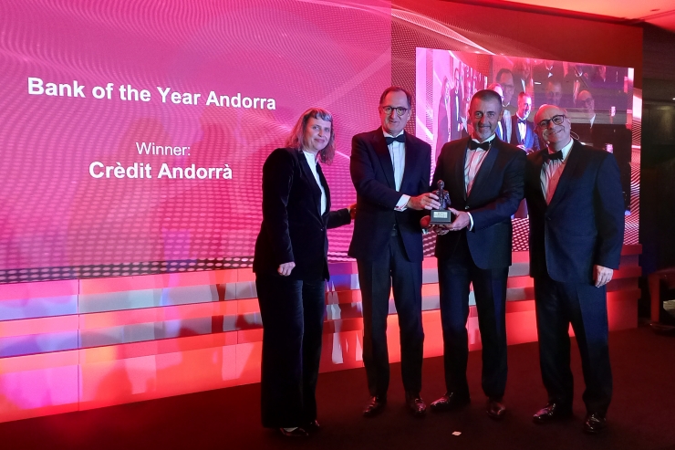 Antoni Pintat, president del Consell d’Administració de Crèdit Andorrà, i Xavier Cornella, conseller delegat, recullen el premi a Londres.