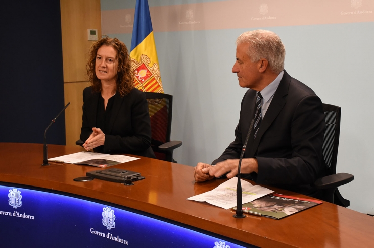 La ministra de Medi Ambient, Agricultura i Sostenibilitat i presidenta de Ramaders d'Andorra, Sílvia Calvó, i el subdirector general de banca país d'Andbank, Josep Maria Cabanes, durant la signatura de l'acord, aquest dilluns al matí.