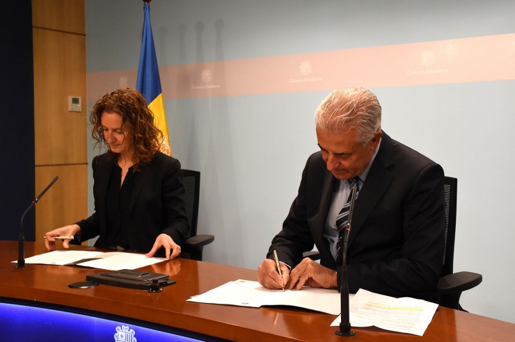 La ministra de Medi Ambient, Agricultura i Sostenibilitat i presidenta  de Ramaders d'Andorra, Sílvia Calvó, i el subdirector general de banca  país d'Andbank, Josep Maria Cabanes, durant la signatura de l'acord.