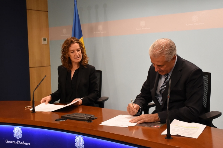 La ministra de Medi Ambient, Agricultura i Sostenibilitat i presidenta  de Ramaders d'Andorra, Sílvia Calvó, i el subdirector general de banca  país d'Andbank, Josep Maria Cabanes, durant la signatura de l'acord,  aquest dilluns al matí.