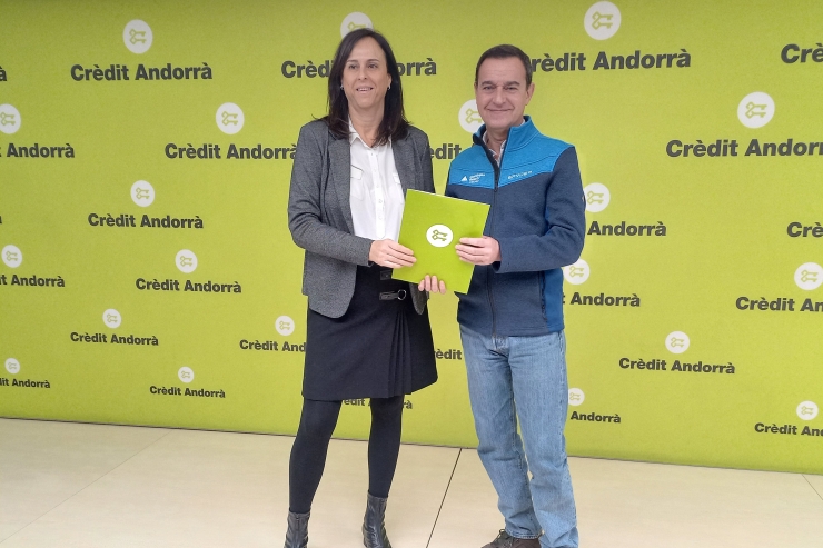 Núria Roca, directora de Comunicació Corporativa, Màrqueting i Nous Canals de Crèdit Andorrà, i Juan Ramon Moreno, director general de Grandvalira Resorts, en la firma del conveni.