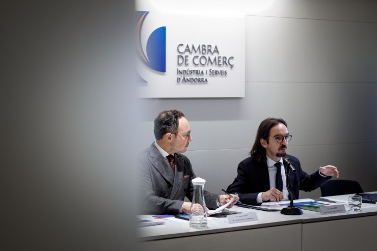 El cap de Govern, Xavier Espot, i el secretari d'Estat d'Afers Europeus, Landry Riba durant l'acte de presentació de l'informe elaborat per la Cambra.
 
 