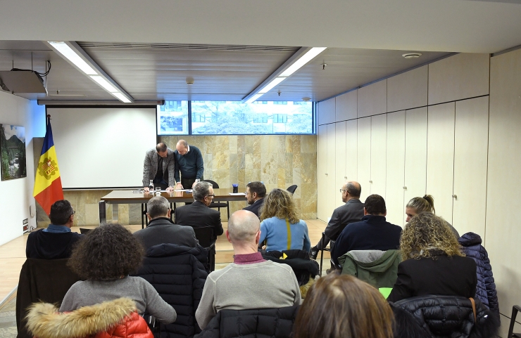 El ministre de Justícia i Interior en funcions, Josep Maria Rossell, i  el ministre de Turisme i Telecomunicacions en funcions, Jordi Torres, a  la reunió amb els representants del sector hoteler.