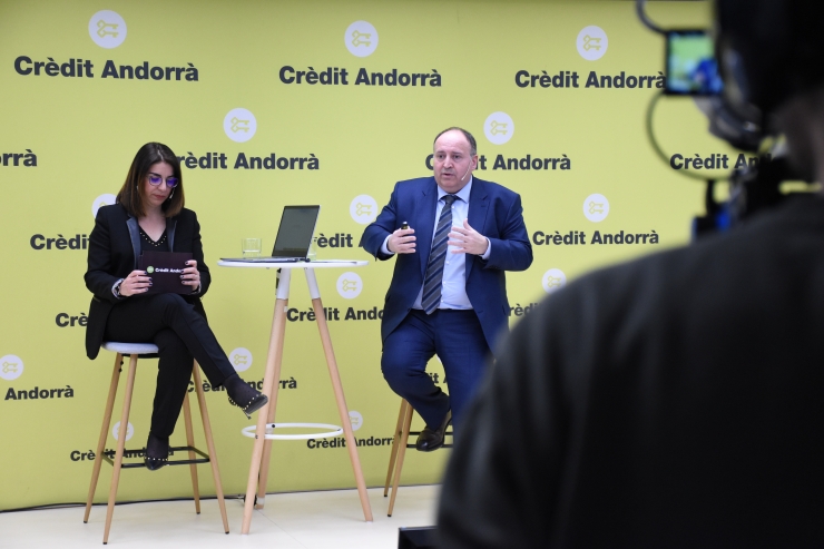 Josep M. Pon, director de renda fixa i actius monetaris de Crèdit Andorrà Asset Management i la directora de banca personal de Crèdit Andorrà, Pilar Montel.