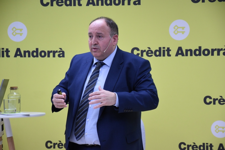 Josep M. Pon, director de renda fixa i actius monetaris de Crèdit Andorrà Asset Management, durant la xerrada.
