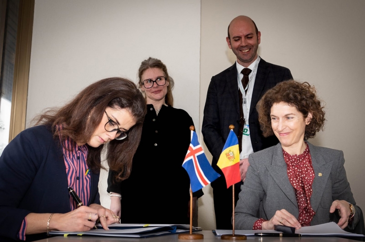 La ministra d’Afers Exteriors en funcions, Maria Ubach, i la seva homòloga d’Islàndia, Þórdís Kolbrún Reykfjörð Gylfadóttir, en la signatura del conveni.