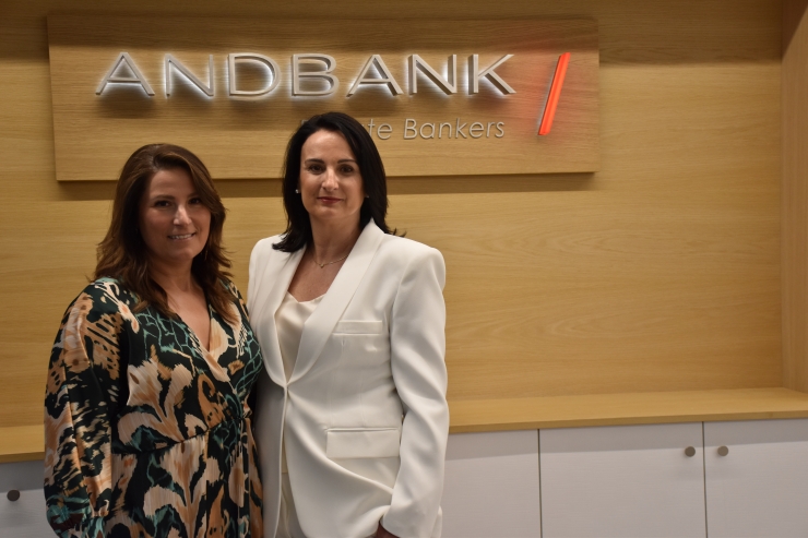 La directora de Banca País d'Andbank, Maria Suárez, i la directora de la nova oficina de l'entitat, Anna Haro.