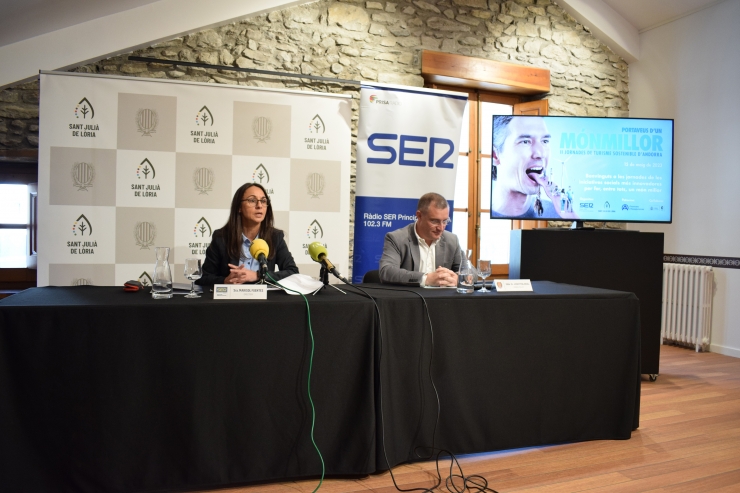 El cònsol major de Sant Julià de Lòria, Josep Majoral, i la directora de Cadena SER Andorra, Marisol Fuentes, durant la roda de premsa d'aquest dimecres.