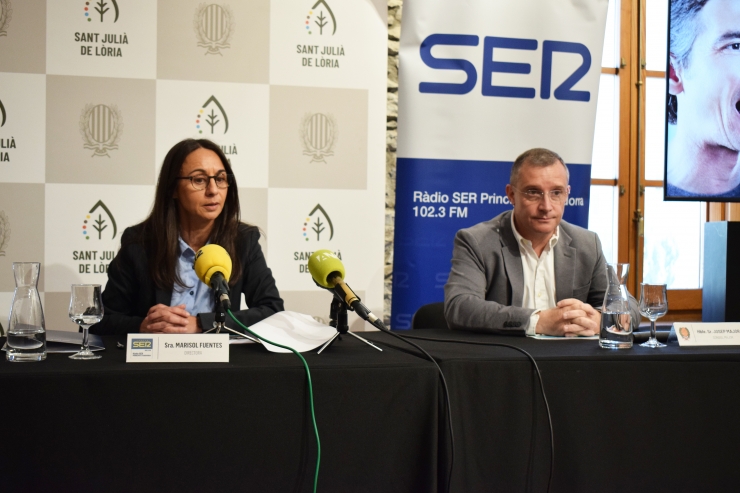 El cònsol major de Sant Julià de Lòria, Josep Majoral, i la directora de Cadena SER Andorra, Marisol Fuentes, durant la roda de premsa d'aquest dimecres.