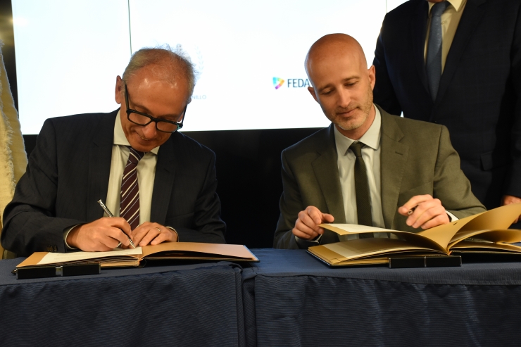 El gerent de FEDA Ecoterm, Jordi Travé, i el cònsol major de Canillo, Francesc Camp, signant el conveni d'ampliació de la xarxa de calor a la parròquia.