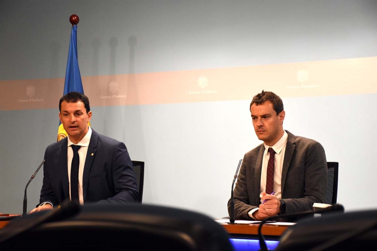 El ministre de Presidència, Economia i Empresa en funcions, Jordi Gallardo, i el secretari d'Estat de Diversificació Econòmica i Innovació en  funcions, Marc Galabert, durant la roda de premsa de presentació dels tres reglaments.