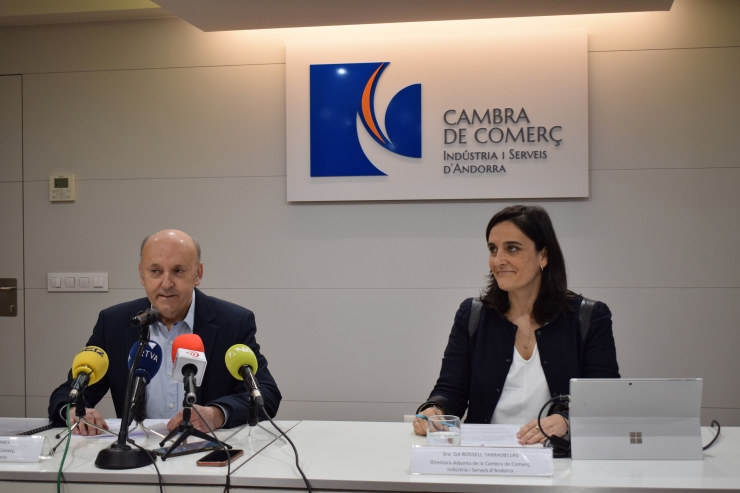 El president i la directora adjunta de la Cambra de Comerç, Indústria i Serveis, Josep Maria Mas i Sol Rossell, durant la presentació dels resultats de l'enquesta de clima empresarial del segon semestre del 2022.