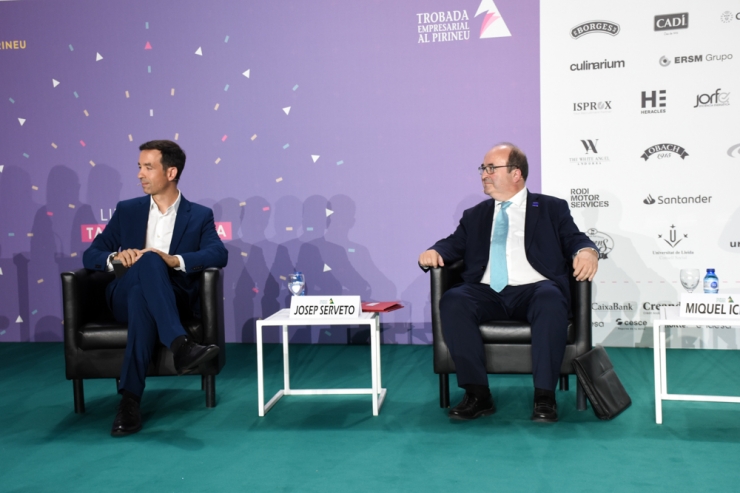 El president de la 34a Trobada Empresarial al Pirineu, Josep Serveto i el ministre de Cultura i Esports espanyol, Miquel Iceta, durant la cloenda.