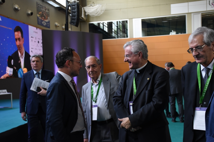 El cap de Govern, Xavier Espot, conversa amb el copríncep episcopal, Joan-Enric Vives, abans de l'inici de la sessió de tarda de la trobada.