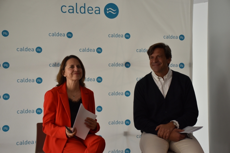 La roda de premsa per presentar el dia de l'escaldenca i l'escaldenc a càrrec de la presidenta de Caldea i cònsol major d'Escaldes-Engordany, Rosa Gili, i el director general del termolúdic, Miguel Pedregal.