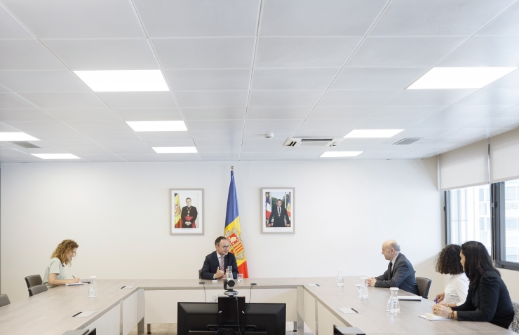 Un moment de la trobada entre el cap de Govern, Xavier Espot, i els representants de la Cambra de Comerç, Indústria i Serveis.