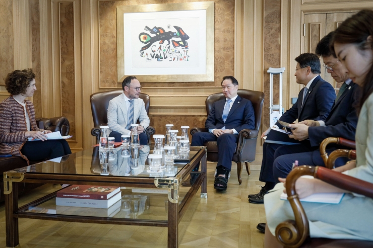 Un moment de la trobada entre membres del Govern i l’enviat especial del President de la República de Corea, Chey Tae-won, i l’ambaixador de Corea acreditat a Andorra, Sahnghoon Bahk.