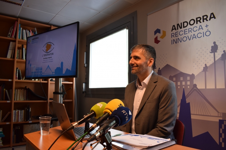 El coordinador de l'àrea de Sociologia de l'ARI, Joan Micó, durant la roda de premsa de presentació dels resultats de l'Observatori del primer semestre del 2023.